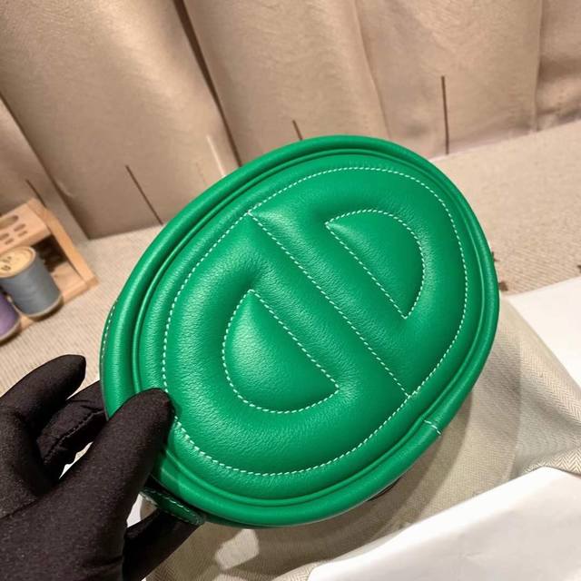 In The Loop猪鼻子腰包 正品开发！！Swift 1K 竹子绿银 新鲜艳丽的颜色饱和度都非常高 各路网红名媛争相炸街的百搭休闲款 充斥着满满的青春俏皮感
