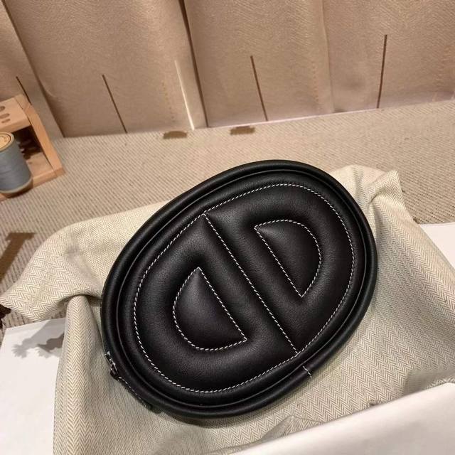 In The Loop 猪鼻子腰包 正品开发！！Swift 89 黑银 新鲜艳丽的颜色饱和度都非常高 各路网红名媛争相炸街的百搭休闲款 充斥着满满的青春俏皮感