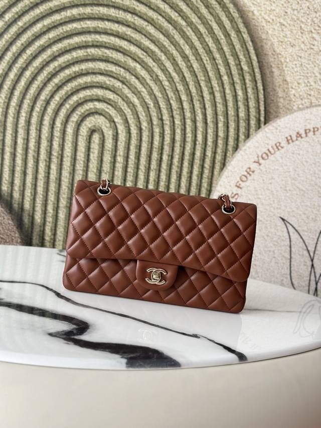 原厂皮 新款黄棕色经典Cf口盖包 顶级工艺 进口小羊皮、手感细腻软乎，溢屏而出的质感， 嫩得能掐出水的感觉~经典菱格纹设计 与皮穿金属的链条搭配，简单大气， 既