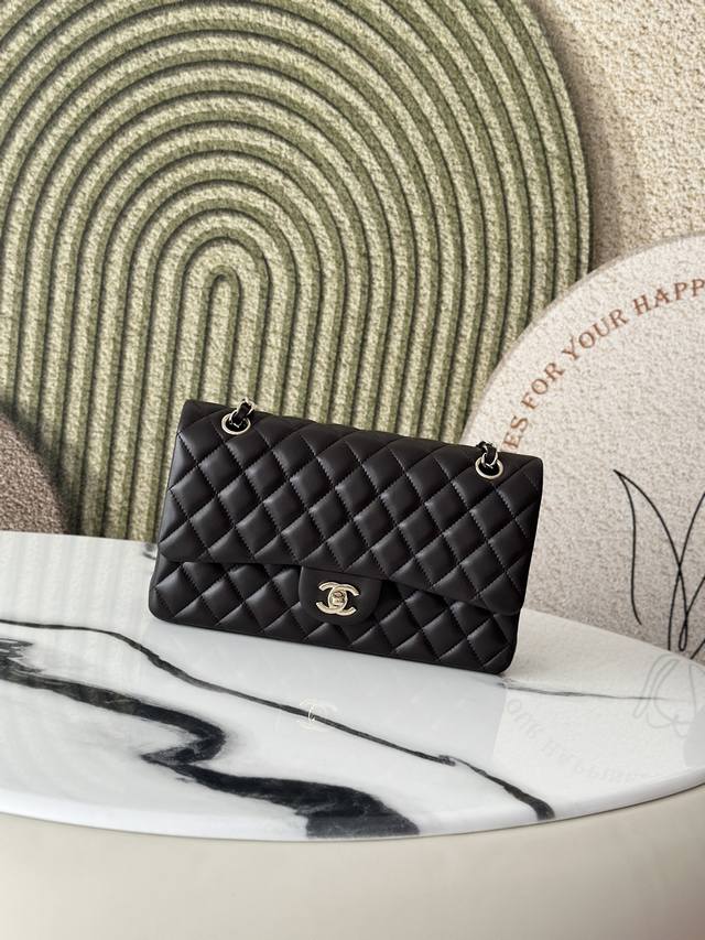 原厂皮 新款咖啡色经典Cf口盖包 顶级工艺 进口小羊皮、经典的复古咖啡色比黑色更有活力感！手感细腻软乎，溢屏而出的质感， 嫩得能掐出水的感觉~经典菱格纹设计 与