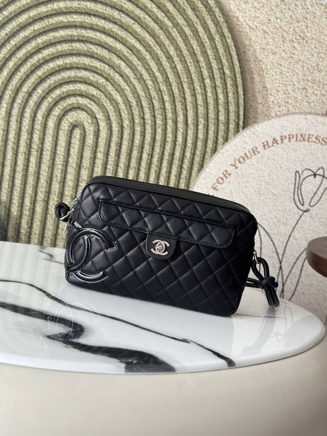 原厂皮 最新版黑配黑 纯进口胎牛皮、 康鹏盖头相机包，没有上车的抓紧啦 这个款真的太太太难得啦连双Ogo都是两种配料 除了难买没有什么缺点的江湖地位绝非浪得虚名