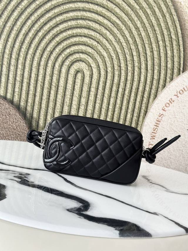 原厂皮 进口小牛皮 顶级工艺 黑配黑、超喜欢的康鹏系列 小巧精致，手提单肩都会非常好看 腋下背还会有视觉上提高腰线拉长腿部线条的效果[暗中观察R]包型不大容量很