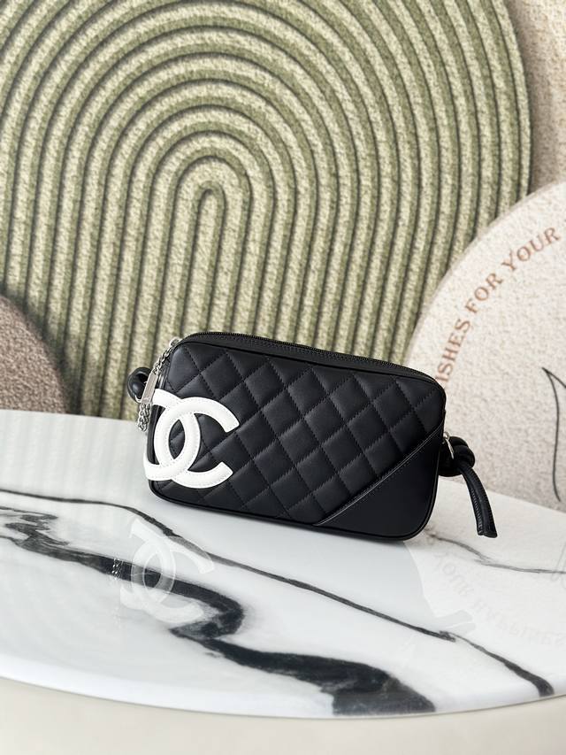 原厂皮 进口小牛皮 顶级工艺 黑配白、超喜欢的康鹏系列 小巧精致，手提单肩都会非常好看 腋下背还会有视觉上提高腰线拉长腿部线条的效果[暗中观察R]包型不大容量很