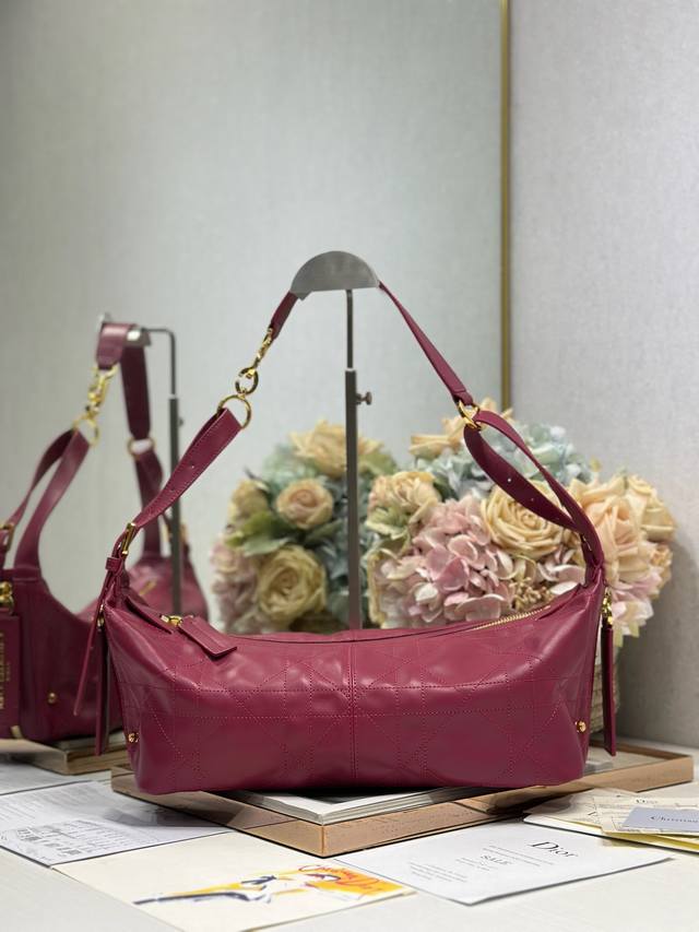 正品级 ，高版本 中号 D-Journey 手袋 深梅红平纹 这款 D-Journey 手袋是本季新品，于迪奥二零二五春夏成衣系列发布秀精彩亮相，质地柔软，以摩