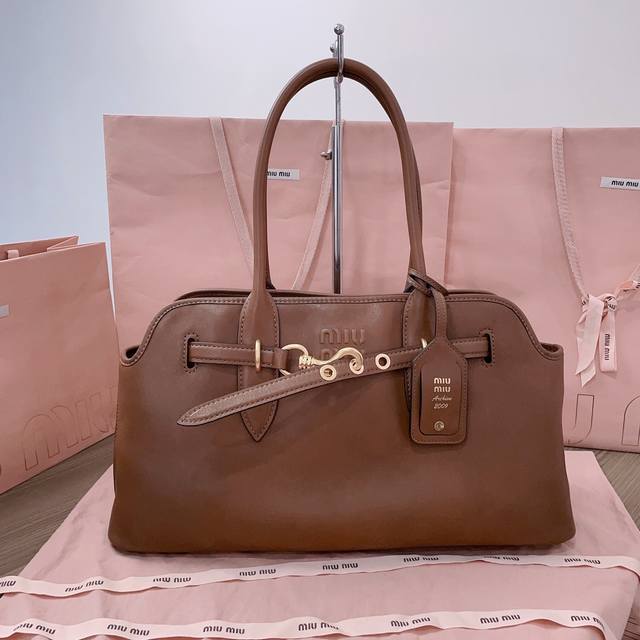 正品级 5Bg310，新品爆款中古托特包，采用全新柔脂羊皮，皮质柔软高级，这款Aventure Nappa皮革手袋灵感源自Miu典藏设计，结构经过调整，横版比例