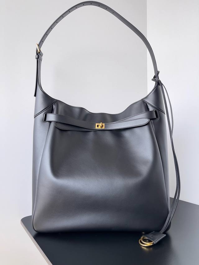 正品级 Balenciaga Bel Air Hobo 全新 Bel Air Hobo亮相于Balenciaga冬季系列Look18和Look 20Co包型随性