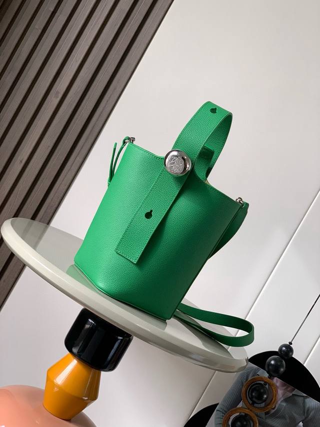 原厂皮 迷你柔软粒面牛皮革 pebble Bucket 水桶手袋pebble将纯粹的简约线条与瞩目设计风格巧妙融合造就别具一格的创新的手袋设计标志性的 Anag