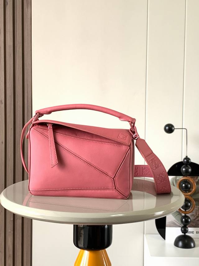 原厂皮 几何包24Cm宽肩带压花puzzle手袋原厂进口小牛皮平纹 罗家爆款几何包puzzle 手袋是创意总监乔纳森 安德森为 L0Ewe 推出的首款手提包长方 原厂皮 几何包24Cm宽肩带压花puzzle手袋原厂进口小牛皮平纹 罗家爆款几何包puzzle 手袋是创意总监乔纳森 安德森为 L0Ewe 推出的首款手提包长方