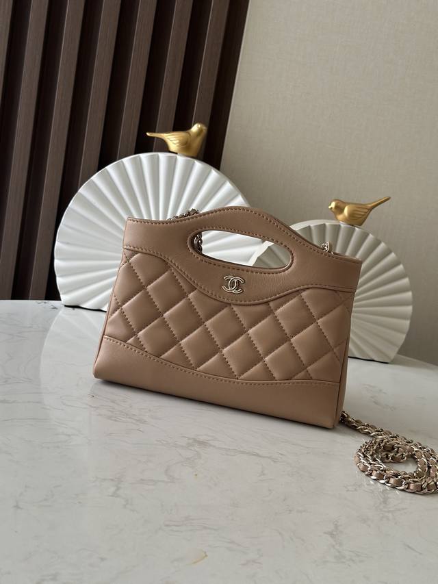 原厂皮 全新到货Zp开发 Chane124S手工坊迷你31Bag购物袋奶茶色售价47710Rmb购入开发 包王”全新设计31Bag迷你Size时尚代表作31Ba