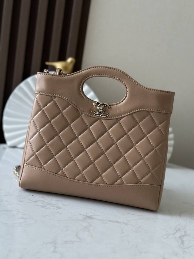 原厂皮 全新到货Zp开发 Chane124S手工坊迷你31Bag购物袋黑色售价47710Rmb购入开发 包王”全新设计31Bag迷你Size时尚代表作31Bag