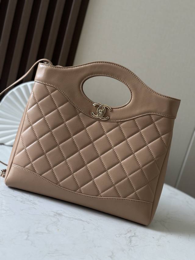 原厂皮 如图全新到货Zo开发 Chane1 24S春夏横版中号 31Bag 奶茶色 售价59930Rmb购入开发~ Chane1“包王”全新31新中号Size时