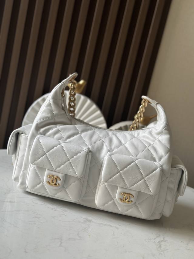 原厂皮 升级版现货25C爆款黑色抛光羊皮、这只包实物真的是出乎意料的轻巧和好看，+了四个插袋让整个包身都充满能量．链条是粗链条，但整个包上身没什么重量，属于随手