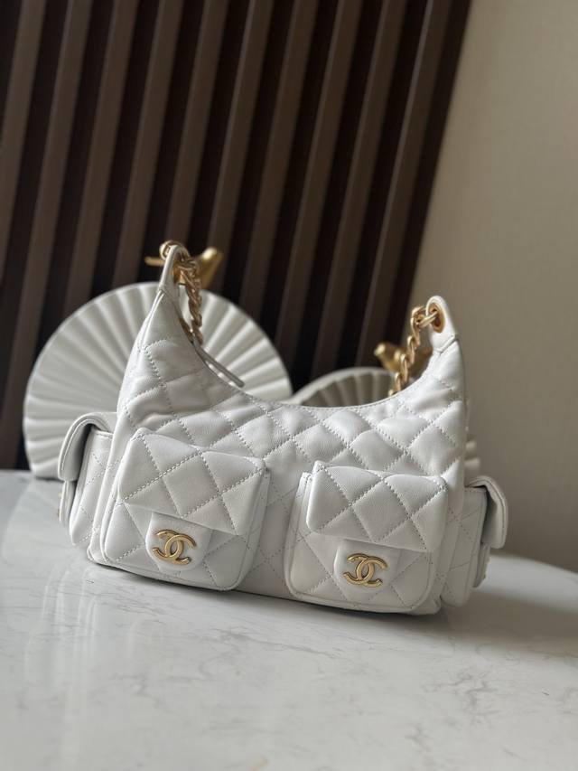 原厂皮 升级版现货25C爆款黑色抛光羊皮、这只包实物真的是出乎意料的轻巧和好看，+了四个插袋让整个包身都充满能量．链条是粗链条，但整个包上身没什么重量，属于随手