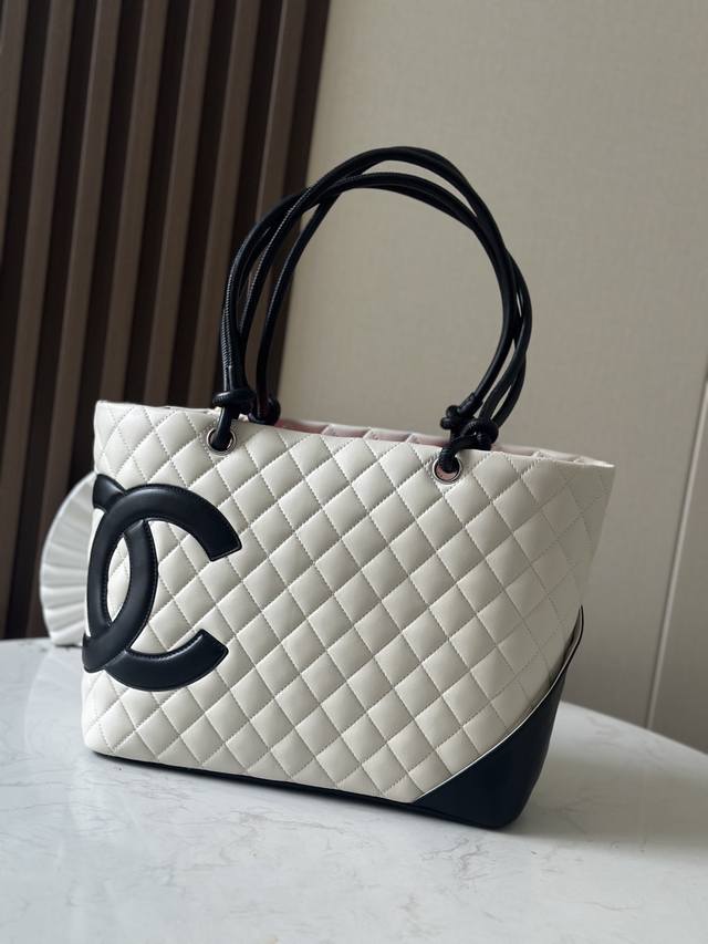 原厂皮 进口小牛皮 原厂出口产品黑配黑漆 Ohanel托特包 超大号熊猫配色的康鹏好看绝了谁背谁 原厂皮 进口小牛皮 原厂出口产品黑配黑漆 Ohanel托特包 超大号熊猫配色的康鹏好看绝了谁背谁