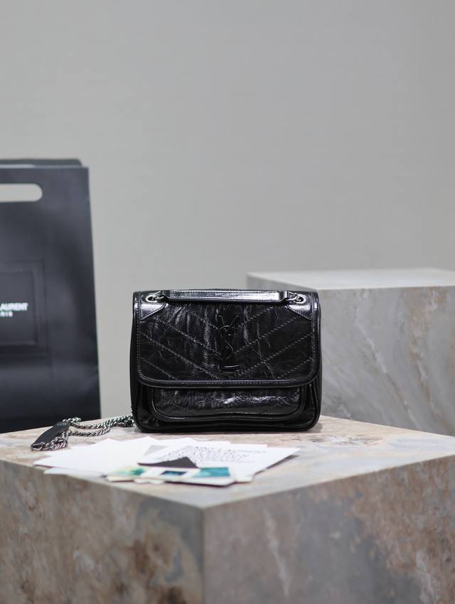 原厂皮 原厂皮 小号22Cm_ #黑色银色链条# 新版本的Niki更加实用了，在原来的基础上两边各加了一个D扣，多了一道工序，让它承重能力更强大！Zp原厂皮 配