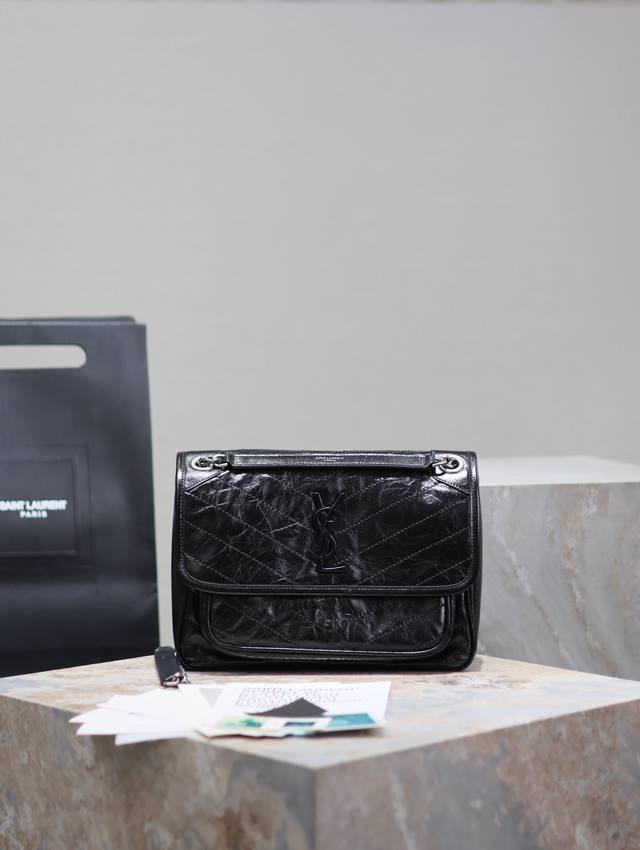 原厂皮 原厂皮 中号28Cm_ #黑色银色链条# 新版本的Niki更加实用了，在原来的基础上两边各加了一个D扣，多了一道工序，让它承重能力更强大！Zp原厂皮 配