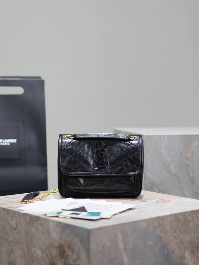 原厂皮 原厂皮 小号22Cm_ #黑色金色链条# 新版本的Niki更加实用了，在原来的基础上两边各加了一个D扣，多了一道工序，让它承重能力更强大！Zp原厂皮 配