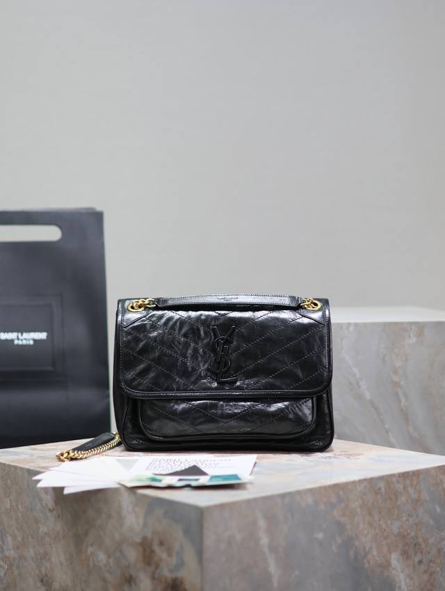 原厂皮 原厂皮 中号28Cm_ #黑色金色链条# 新版本的Niki更加实用了，在原来的基础上两边各加了一个D扣，多了一道工序，让它承重能力更强大！Zp原厂皮 配