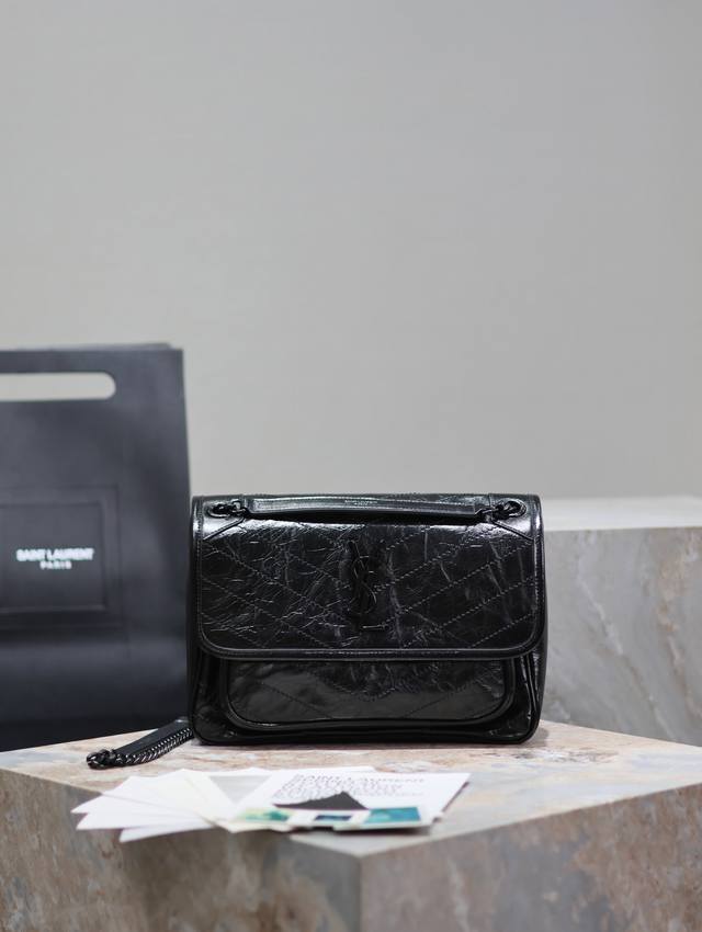 原厂皮 原厂皮 中号28Cm_ #黑色链条搭配黑扣# 新版本的Niki更加实用了，在原来的基础上两边各加了一个D扣，多了一道工序，让它承重能力更强大！Zp原厂皮