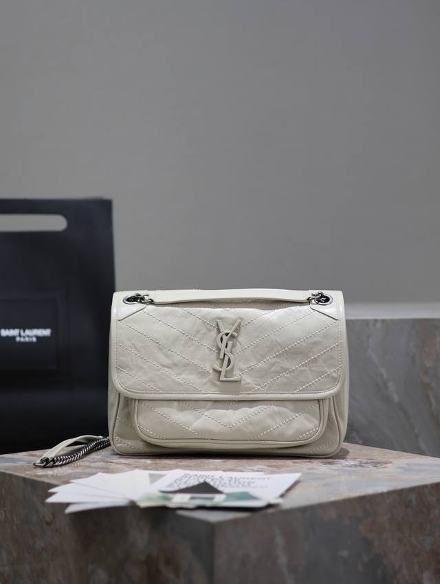 原厂皮 原厂皮 中号28Cm_ #奶白色# 新版本的Niki更加实用了,在原来的基础上两边各加了一个D扣,多了一道工序,让它承重能力更强大!Zp原厂皮 配套包装 原厂皮 原厂皮 中号28Cm_ #奶白色# 新版本的Niki更加实用了,在原来的基础上两边各加了一个D扣,多了一道工序,让它承重能力更强大!Zp原厂皮 配套包装