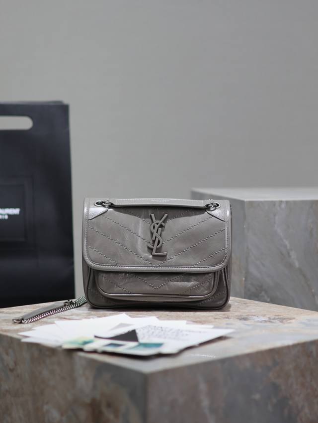 原厂皮 原厂皮 小号22Cm_ #浅灰色# 新版本的Niki更加实用了，在原来的基础上两边各加了一个D扣，多了一道工序，让它承重能力更强大！Zp原厂皮 配套包装