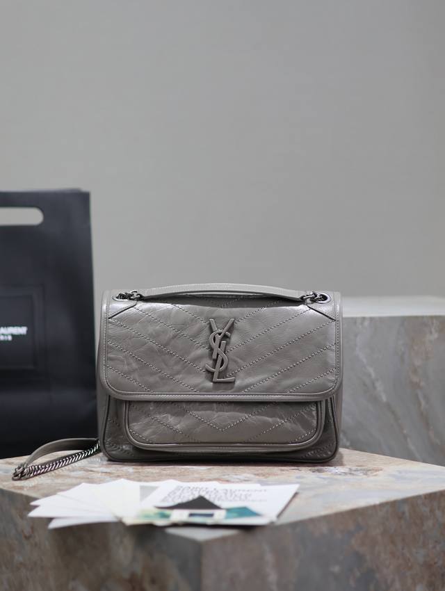 原厂皮 原厂皮 中号28Cm_ #浅灰色# 新版本的Niki更加实用了，在原来的基础上两边各加了一个D扣，多了一道工序，让它承重能力更强大！Zp原厂皮 配套包装