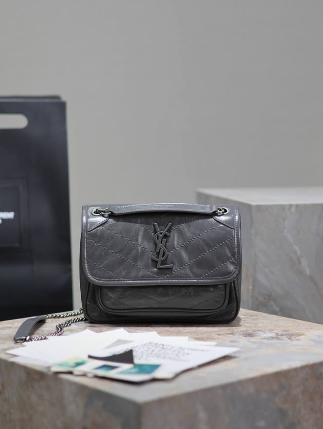 原厂皮 原厂皮 小号22Cm_ #深灰色# 新版本的Niki更加实用了，在原来的基础上两边各加了一个D扣，多了一道工序，让它承重能力更强大！Zp原厂皮 配套包装