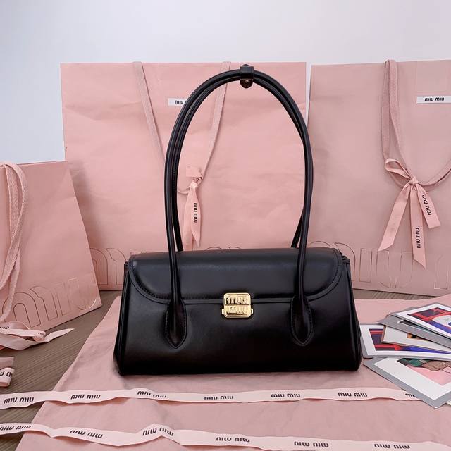 正品级 5Bd265：Mium新品法棍包，这款单肩包延续经典设计，采用轻薄填充皮革设计，别具一格，顶级小牛皮材质，新标Logo金属锁扣，正面翻盖开合，风格百变多