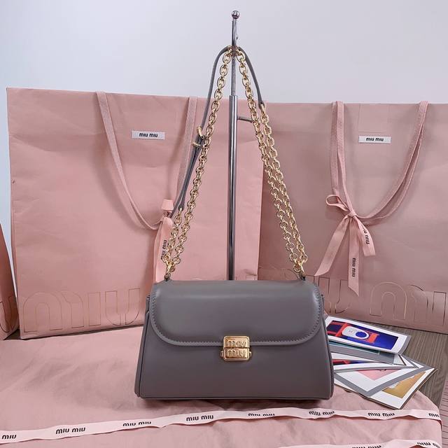 正品级 5Bd266：Mium新品法棍包，这款单肩包延续经典设计，采用轻薄填充皮革设计，别具一格，顶级小牛皮材质，搭配优雅的正面翻盖与可调节金属肩带，风格百变多