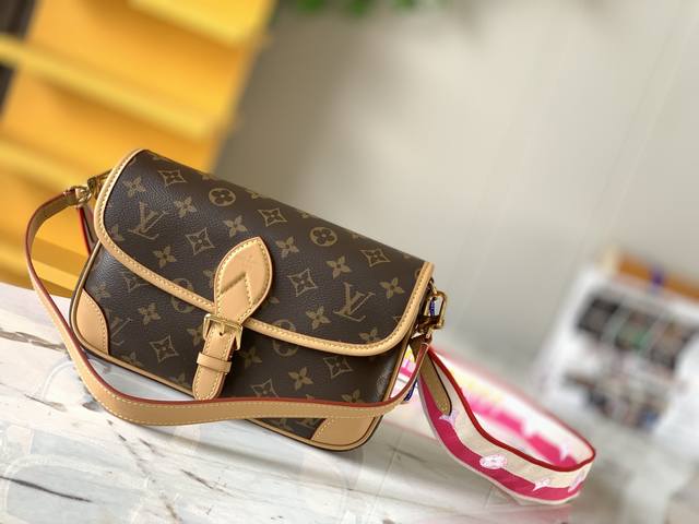 拍摄图跟产品一致 M46049花红 精品版本 生产周期：Sp2890 尺寸:25.0X9.0X15.0Cm