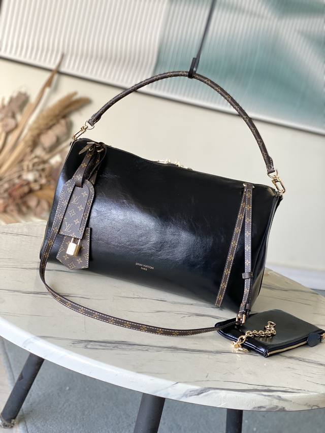 顶级原单 M13668 黑色油蜡皮 Louis Vuitton 2025 秋冬系列。 创意总监 Nicolas GhesquièRe 将我们带入一个 情感交汇