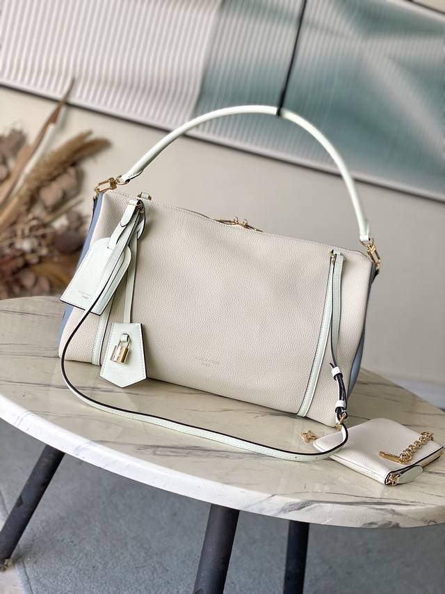 顶级原单 M13668 奶昔白 Louis Vuitton 2025 秋冬系列。 创意总监 Nicolas GhesquièRe 将我们带入一个 情感交汇 的火 顶级原单 M13668 奶昔白 Louis Vuitton 2025 秋冬系列。 创意总监 Nicolas GhesquièRe 将我们带入一个 情感交汇 的火