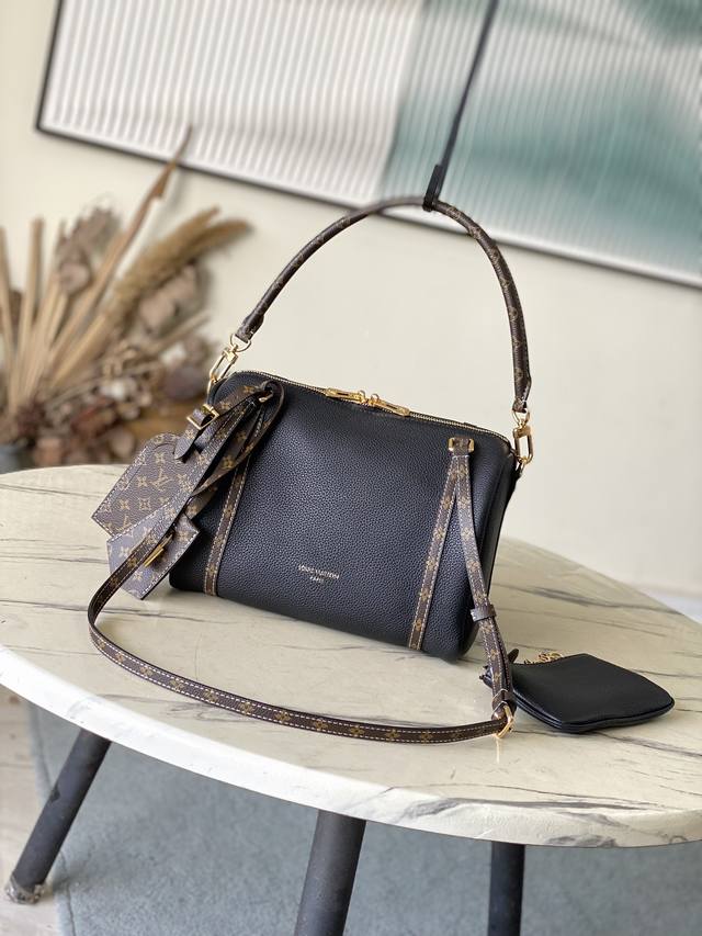 顶级原单 M13667 黑色 Louis Vuitton 2025 秋冬系列。 创意总监 Nicolas GhesquièRe 将我们带入一个 情感交汇 的火车