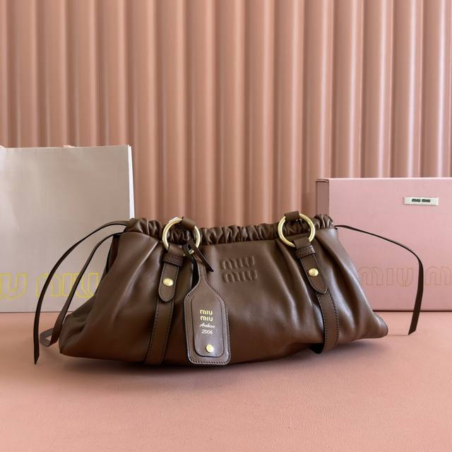 特级五金原厂皮 Joke Nappa羊皮革手提包 单肩包～棕色 新款Joie采用Nappa羊皮革制作，饰以精美挂饰与字母徽标，增添品牌辨识度。 尺寸：W44×H