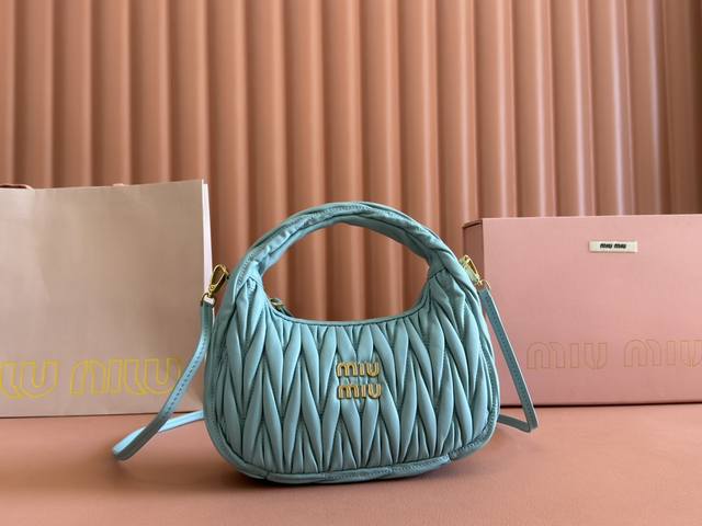 特级五金原厂皮 Wander Matelasse羊皮革Hobo手提包 斜挎包～Wander手提包已成经典配饰之。这款迷你手袋选用Matalasse羊皮革打造，运