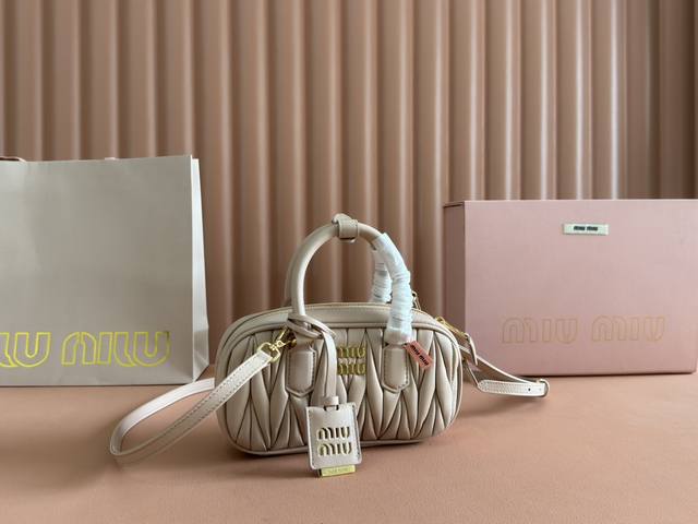 配置专柜全套包装特级五金原厂皮 Arcadie 羊皮革迷你 19Cm 保龄球手提包 斜挎包～这款Arcadic手袋彰显独特的理念，即时装是对现实的反映转译为物质