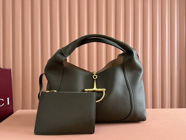 这款Gucci Softbit系列肩背包匠心融蕴大号半马衔扣造型品牌经典马术风格配件。这款大号肩背包搭配可拆卸手拿包。 古驰安可拉红粒面牛皮革 浅金色调配件 深