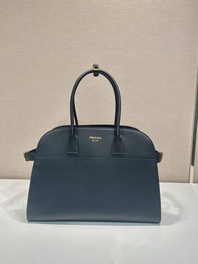 新款托特包1Bg508新品 这款托特包呈现挺括廓形，散发出现代气息与优雅魅力。容量充裕，搭配便捷的大开口，质感柔软的粒面皮革勾勒出时尚简约的线条。这款实用的配饰