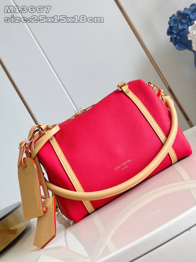 出厂价p 顶级原单 M13667红 Louis Vuitton 2025 秋冬系列。 创意总监 Nicolas GhesquièRe 将我们带入一个 情感交汇