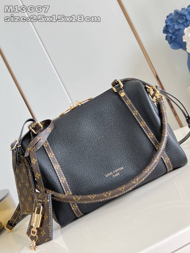 出厂价p 顶级原单 M13667黑 Louis Vuitton 2025 秋冬系列。 创意总监 Nicolas GhesquièRe 将我们带入一个 情感交汇