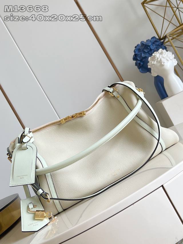 出厂价p 顶级原单 M13668奶白 Louis Vuitton 2025 秋冬系列。 创意总监 Nicolas GhesquièRe 将我们带入一个 情感交汇