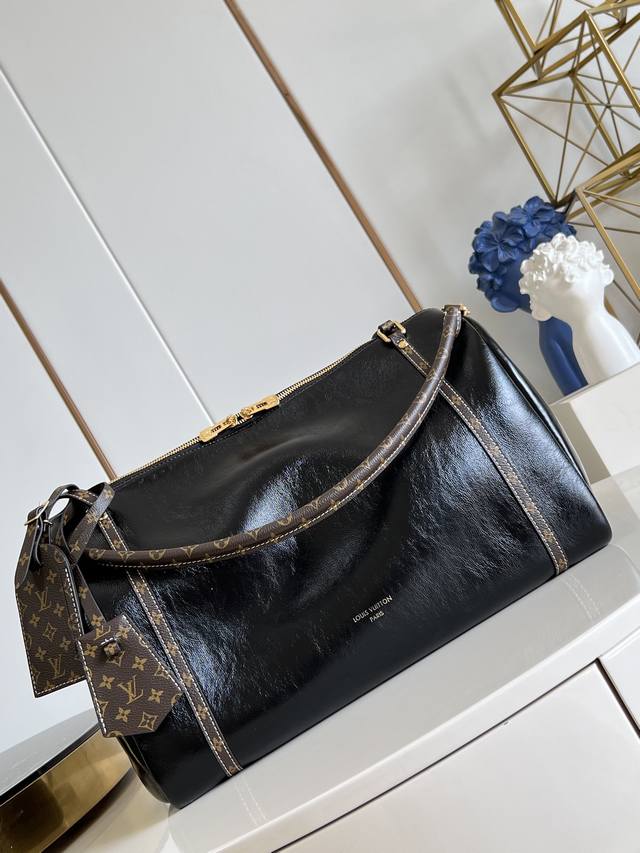 出厂价p 顶级原单 M13668黑皱油蜡 Louis Vuitton 2025 秋冬系列。 创意总监 Nicolas GhesquièRe 将我们带入一个 情感