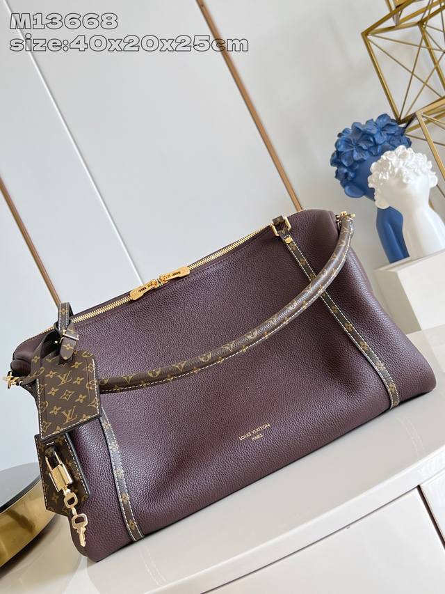 出厂价p 顶级原单 M13668枣红 Louis Vuitton 2025 秋冬系列。 创意总监 Nicolas GhesquièRe 将我们带入一个 情感交汇