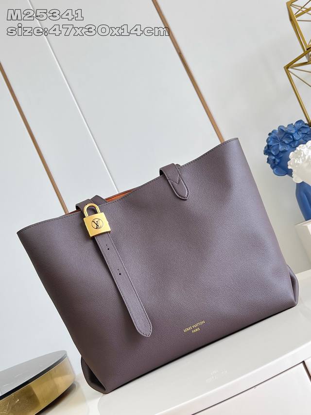 出厂价p 顶级原单 M25341巧克力 本款 Low Key Cabas 中号手袋以柔软粒面牛皮革包裹绒面皮革内衬，匠心打造华美格调。品牌标志性挂锁演绎优雅美学