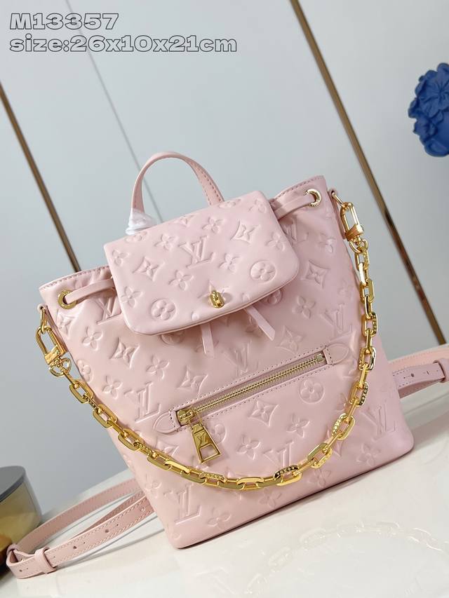 出厂价p 顶级原单 M13357粉 Coussin Backpack 小号手袋以双肩包构型瞩目加入 Coussin 系列，为柔软 Monogram 压纹皮革融入