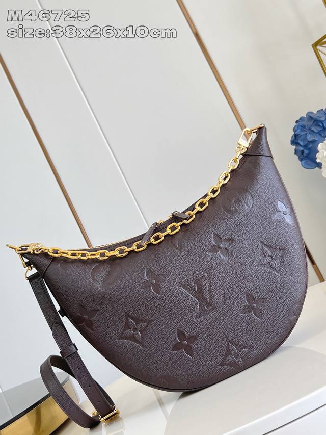 出厂价p 顶级原单 M46725巧克力压花 本款 Loop Hobo 手袋选用柔软 Monogram Empreinte 牛皮革塑造贴合身形的潮流半月构型，以充