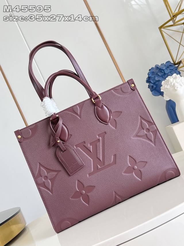 出厂价p 顶级原单 M45595酒红压花 本款 Onthego 中号手袋选用 Monogram Empreinte 皮革，以粒面纹理烘托 Monogram 压纹
