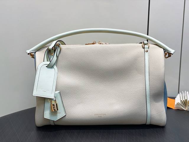 原单精品 M13668奶昔白 全皮Speedy枕头包 Speedy BandoulièRe 40 手袋 作为 pharrell Williams 在 2025 原单精品 M13668奶昔白 全皮Speedy枕头包 Speedy BandoulièRe 40 手袋 作为 pharrell Williams 在 2025