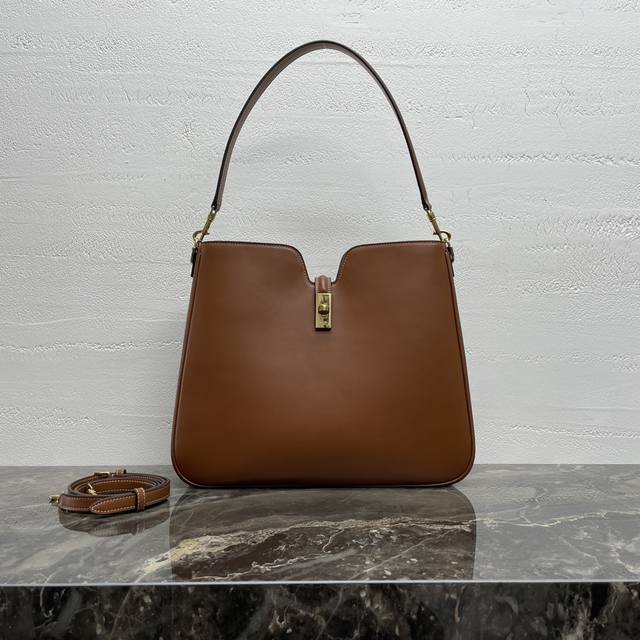 新品 中号 Camille16Soft又来啦一位新成员～ Cammille 这款全新设计保留了16 Soft 系列标志性的柔和线条，并以 Hobo 轮廓勾勒出一