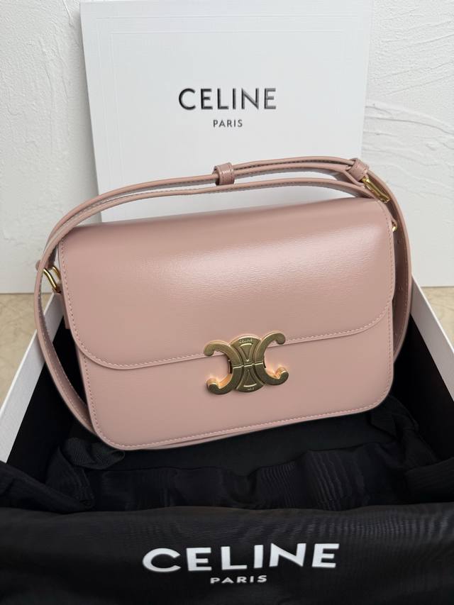 凯旋门新理念的定义 添加巴黎的元素 复古风调 高贵的气质 被时尚领域再度认知 超多明星的热爱款 经典再创新 再次重塑经典包扣精致设计 很符合时尚前沿 外牛皮内里